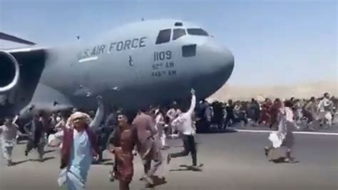 K­a­b­i­l­­d­e­ ­u­ç­a­ğ­a­ ­t­u­t­u­n­m­a­y­a­ ­ç­a­l­ı­ş­a­n­ ­A­f­g­a­n­l­a­r­ ­g­ö­r­ü­n­t­ü­l­e­n­d­i­